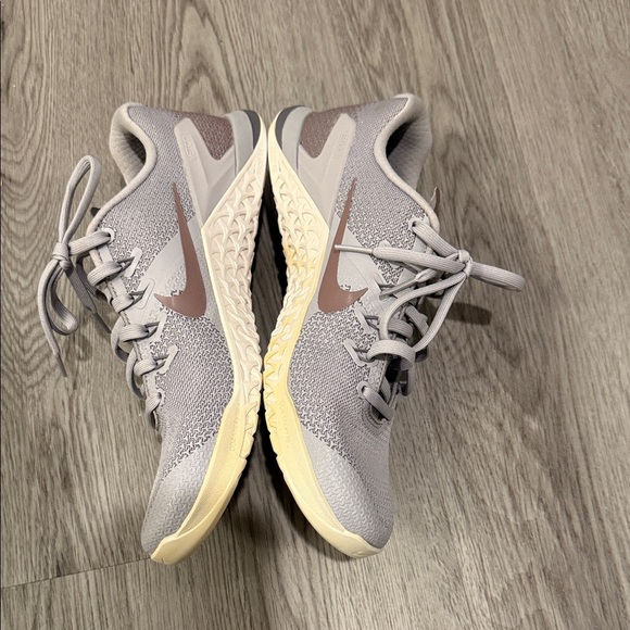 Nike Metcon 4 Women's Athletic training Shoes in Gray and Pink - Picture 3 of 10